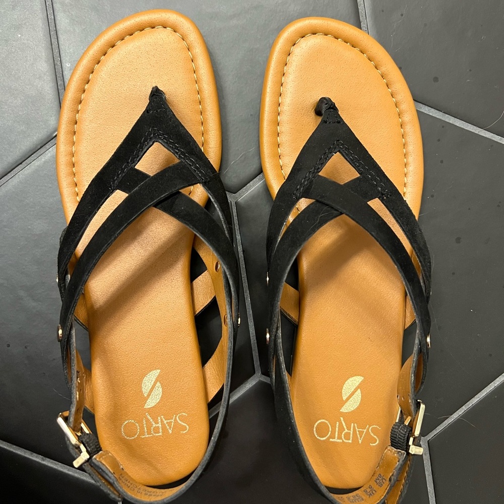 Franco Sarto EUC black size 8 Gretchen strappy suede sandals